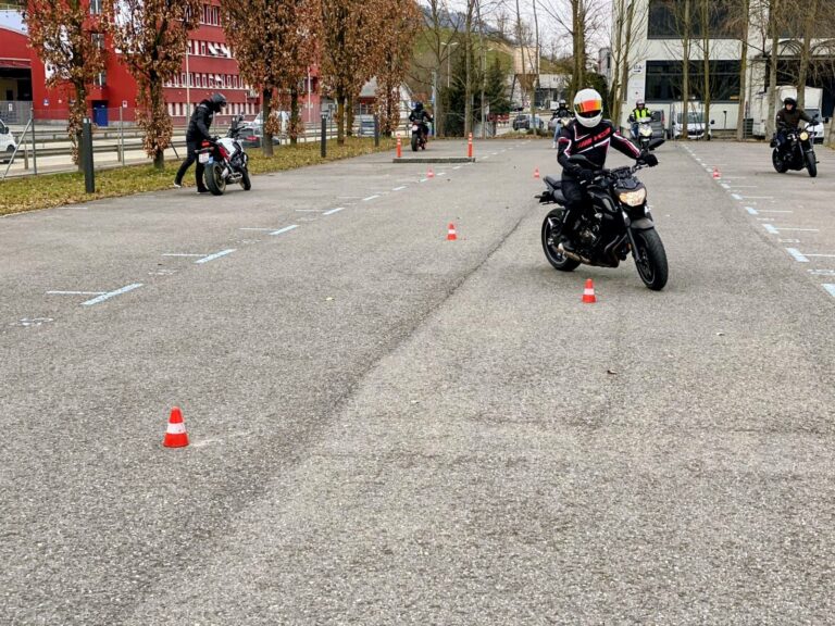 Im Motorradgrundkurs üben die Schüler den versetzten Slalom.