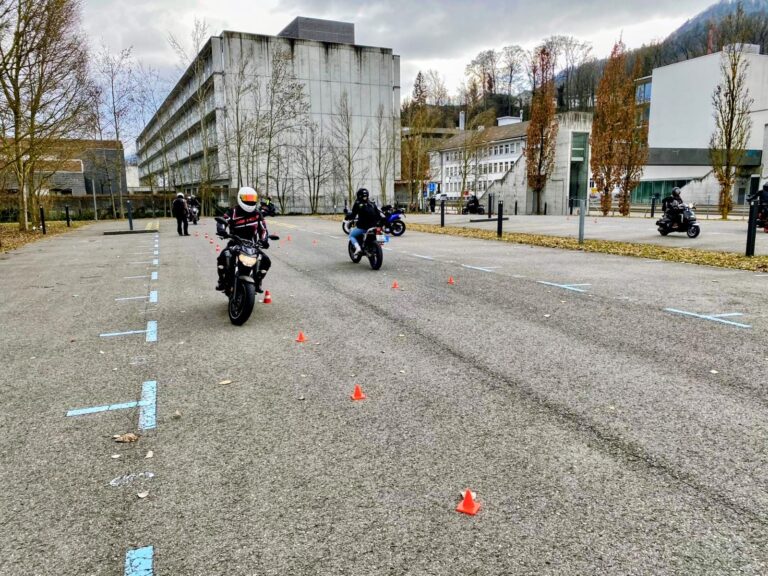 Im Motorradgrundkurs üben die Schüler den Slalom und die Spurgasse.